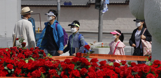 마스크 착용하고 나들이하는 가족      (서울=연합뉴스) 김인철 기자 = 미세먼지가 전국을 뒤덮은 7일 오전 서울 종로구 광화문광장에서 마스크를 착용한 한 가족이 발걸음을 옮기고 있다. 2017.5.7      yatoya@yna.co.kr  (끝)